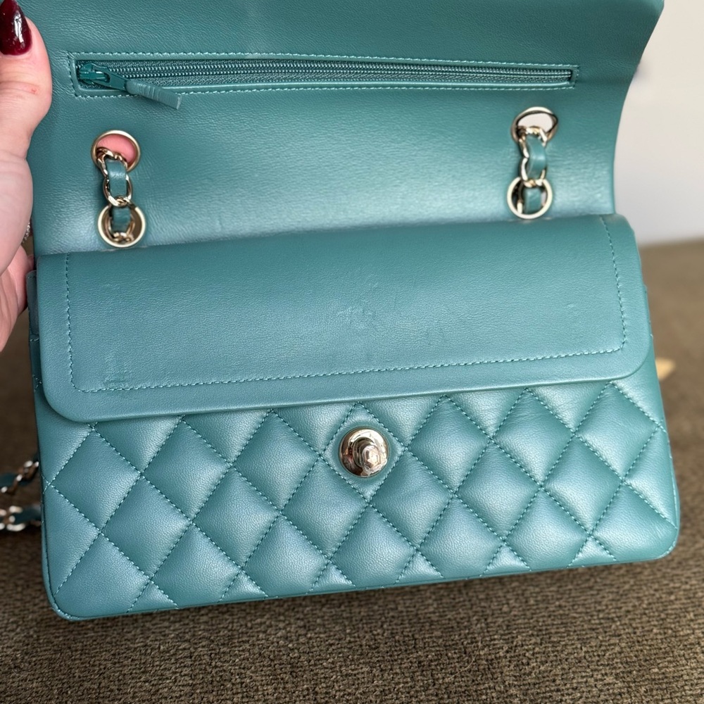 Brand new 2022 green Chanel medium lamb skin - Picture 8 of 9